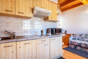 Jääkaappi, mikroaaltouuni, liesi, astianpesukone