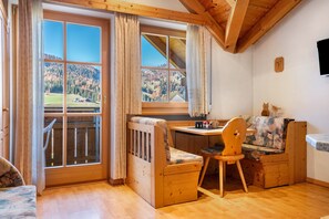 TV - Apartment '5' with Mountain View, Shared Garden and Wi-Fi (Badia)