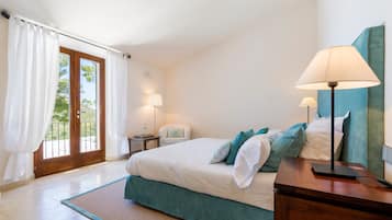 4 bedrooms, iron/ironing board, free WiFi, bed sheets