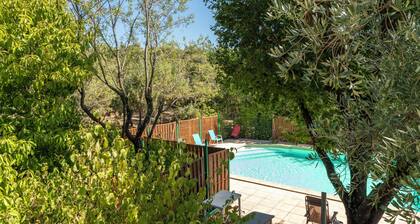 Casa de vacaciones 'Chalet Atypique' con vistas a la montaña, piscina compartida y terraza privada