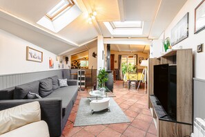 TV - Holiday Home 'Maison Coeur De Ville Chez Diego' with Shared Terrace, Private Garden and Wi-Fi (La Rochelle)