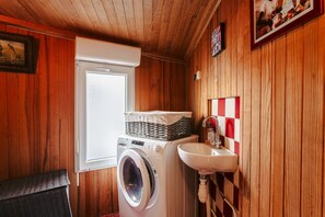 Suihku, hiustenkuivaaja, pyyhkeet