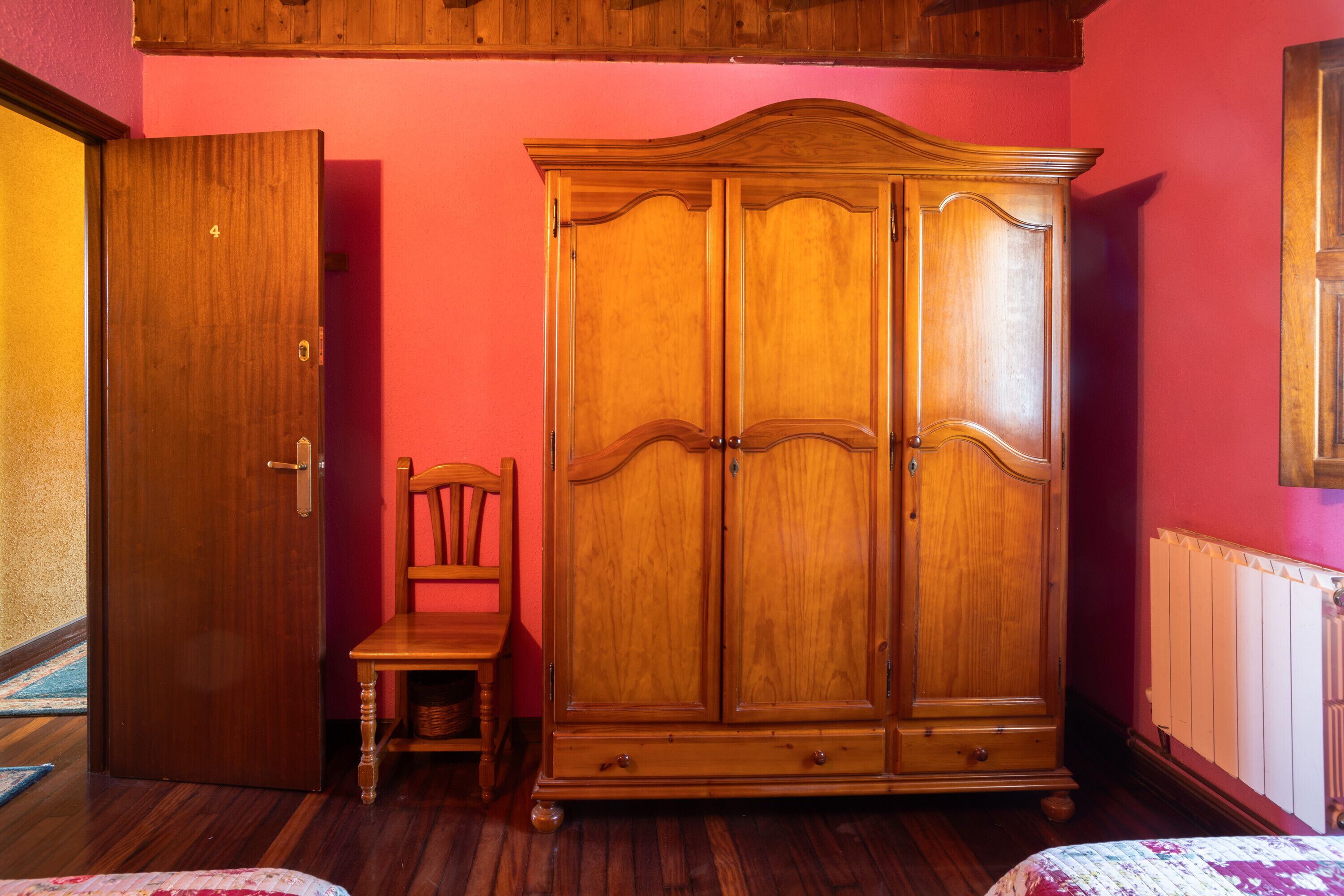 4 slaapkamers, een strijkplank/strijkijzer, gratis wifi, beddengoed