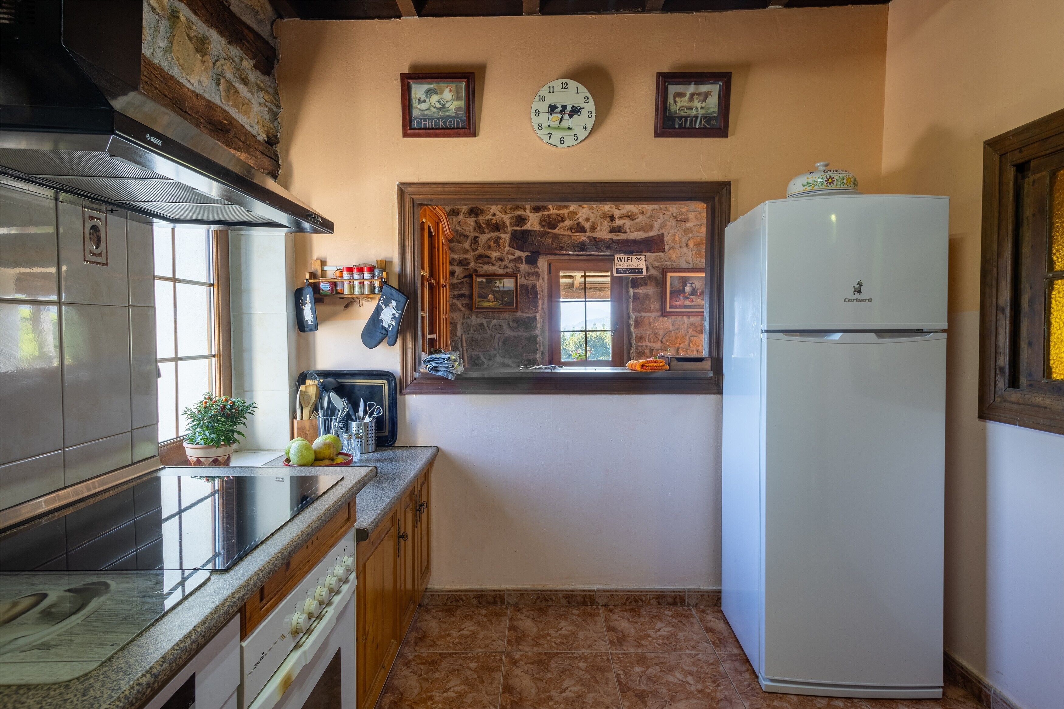 Frigorifero, microonde, forno, piano cottura