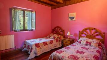4 bedrooms, iron/ironing board, free WiFi, bed sheets