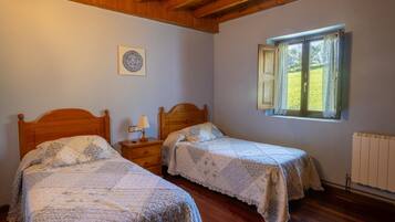 4 bedrooms, iron/ironing board, free WiFi, bed sheets