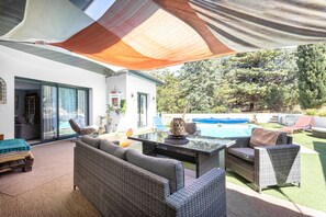 Outdoor dining - Apartment 'L'occitane' with Shared Terrace, Shared Garden and Wi-Fi (Treilles)