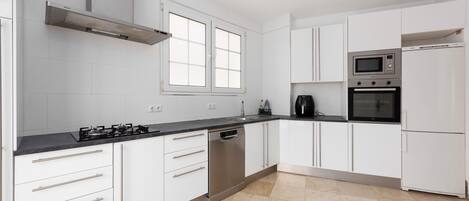 Een koelkast, een magnetron, een oven, een kookplaat