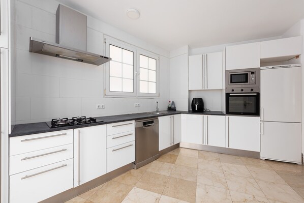 Fridge, microwave, oven, stovetop