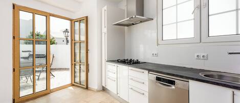 Jääkaappi, mikroaaltouuni, uuni, liesi