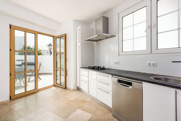 Køleskab, mikrobølgeovn, ovn, kogeplade