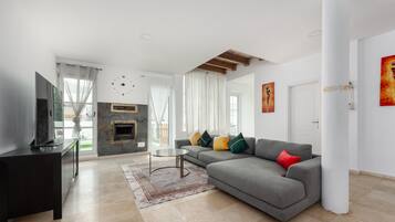 TV, fireplace
