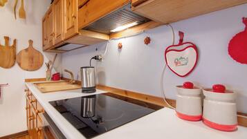 Réfrigérateur, micro-ondes, plaque de cuisson, lave-vaisselle