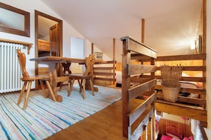 3 bedrooms, bed sheets