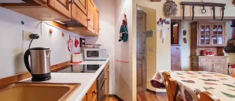 Fridge, microwave, stovetop, dishwasher