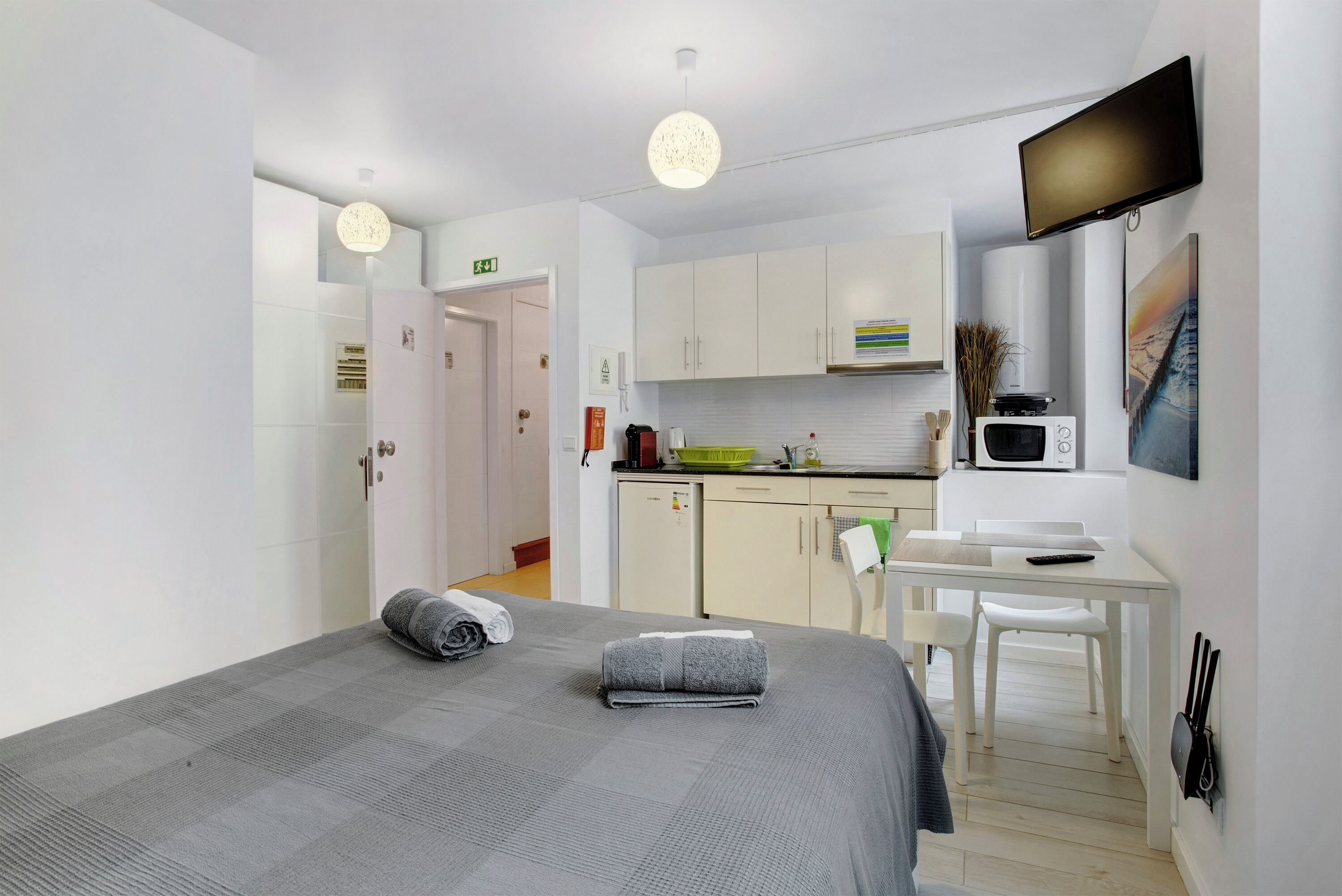 Tabla de planchar con plancha, wifi gratis y ropa de cama 