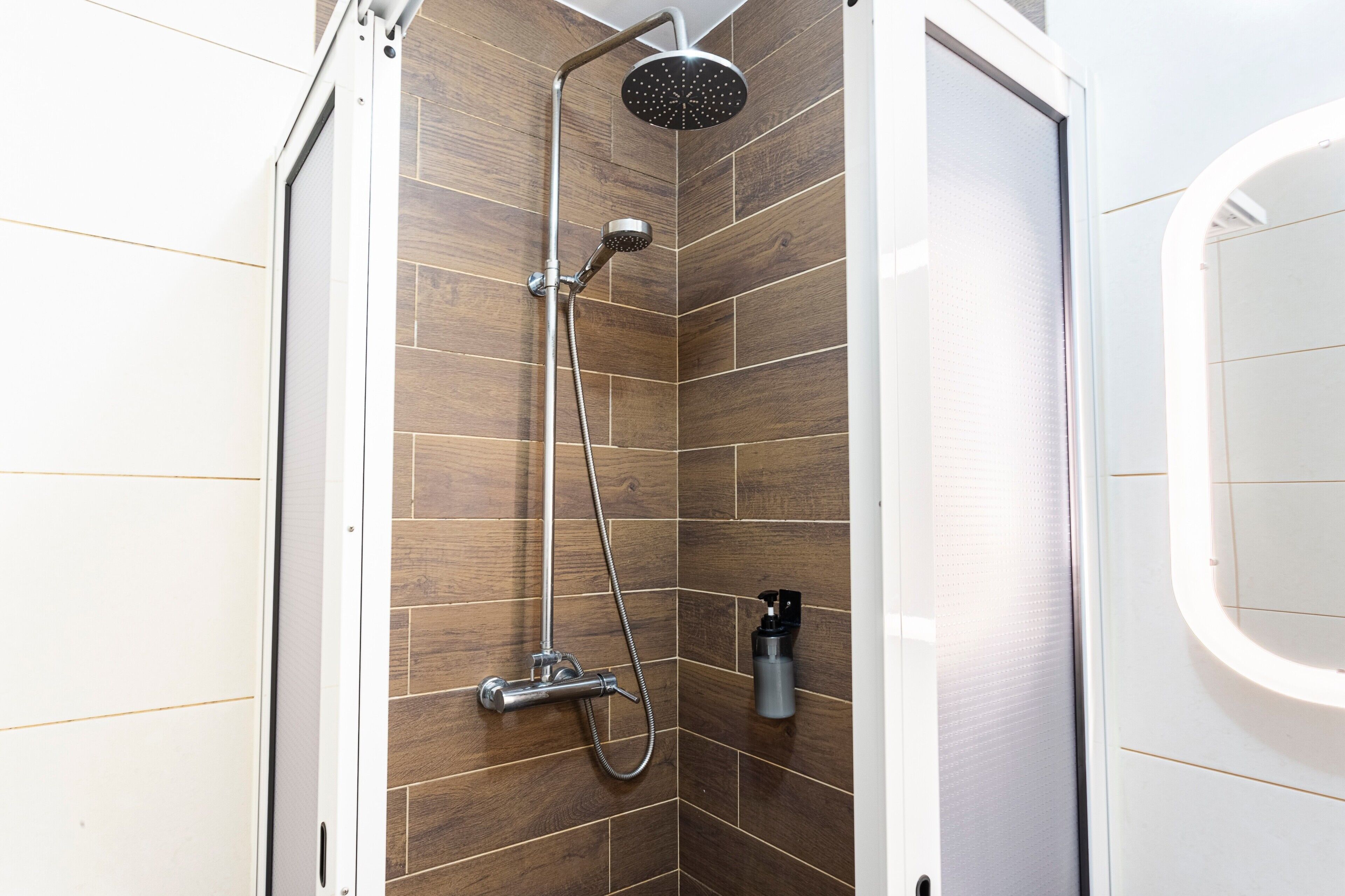 Douche, sèche-cheveux, serviettes fournies