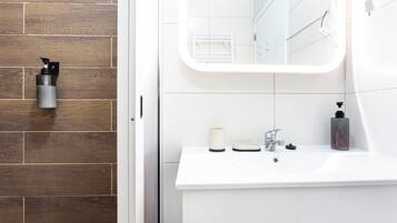 Dusj, hårføner og håndklær