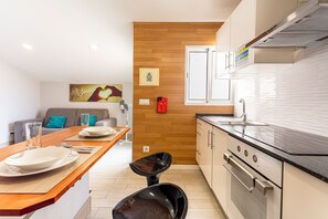 Frigorífico, microondas, horno y placa de cocina