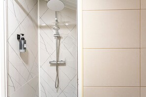 Douche, sèche-cheveux, serviettes fournies
