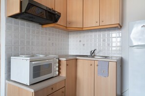 Fridge, cookware/dishes/utensils