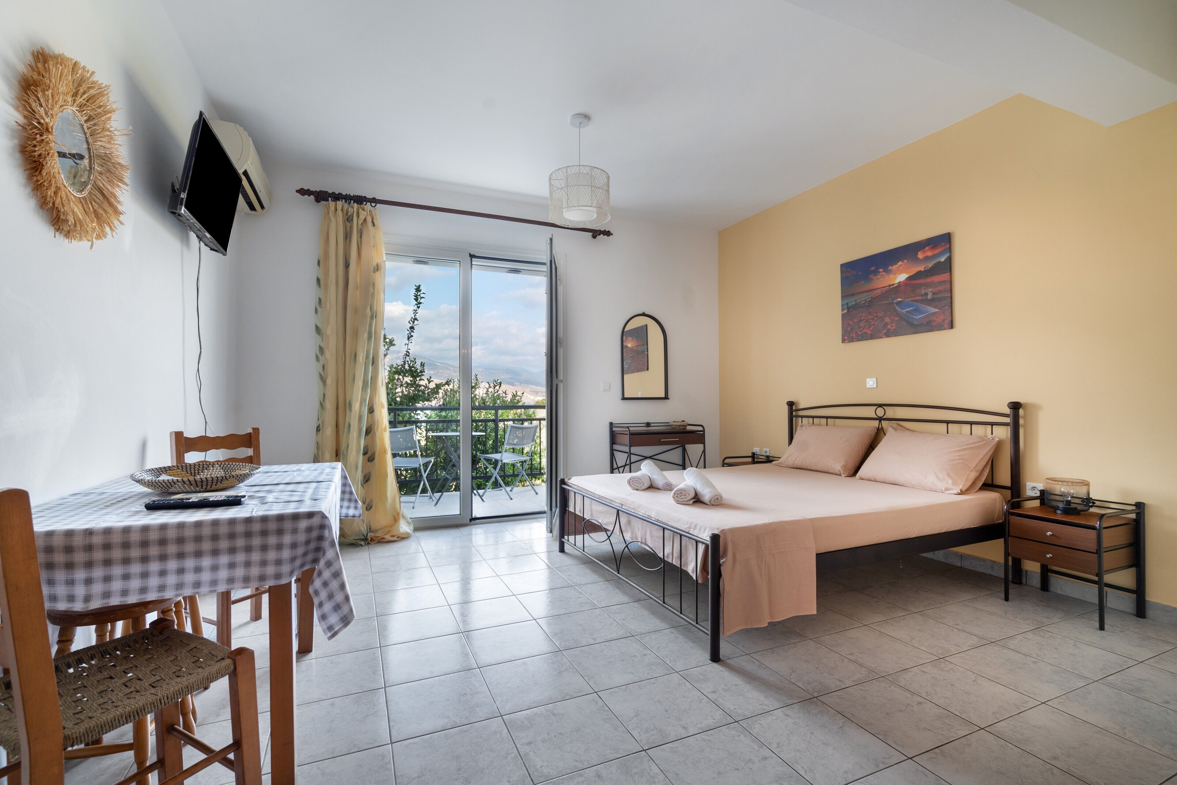 Tabla de planchar con plancha, wifi gratis, ropa de cama