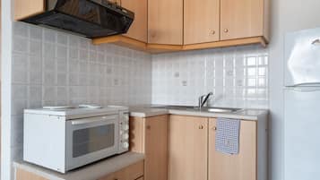 Fridge, cookware/dishes/utensils