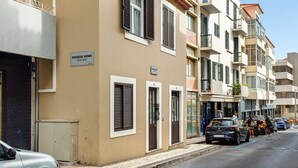 Un immeuble à plusieurs étages sur lequel est apposée une enseigne indiquant « Résidence de vacances ».