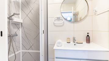 Shower, hair dryer, towels