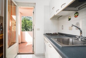 Frigorifero, microonde, forno, piano cottura