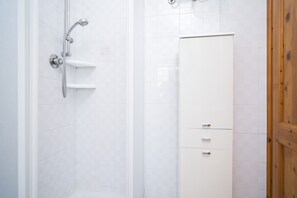 Ducha, secador de pelo y toallas