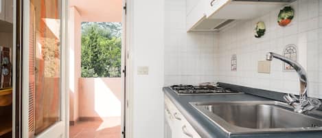 Een koelkast, een magnetron, een oven, een kookplaat