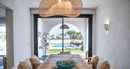 Holiday Home 'Villa Taray' with Sea View, Wi-Fi and Air Conditioning