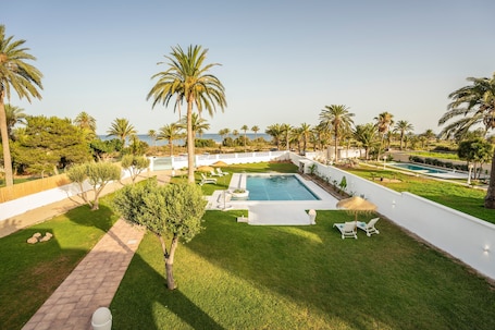 Pool. Holiday Home 'Villa Taray' with Sea View, Wi-Fi and Air Conditioning