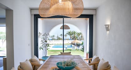 Holiday Home 'Villa Taray' with Sea View, Wi-Fi and Air Conditioning