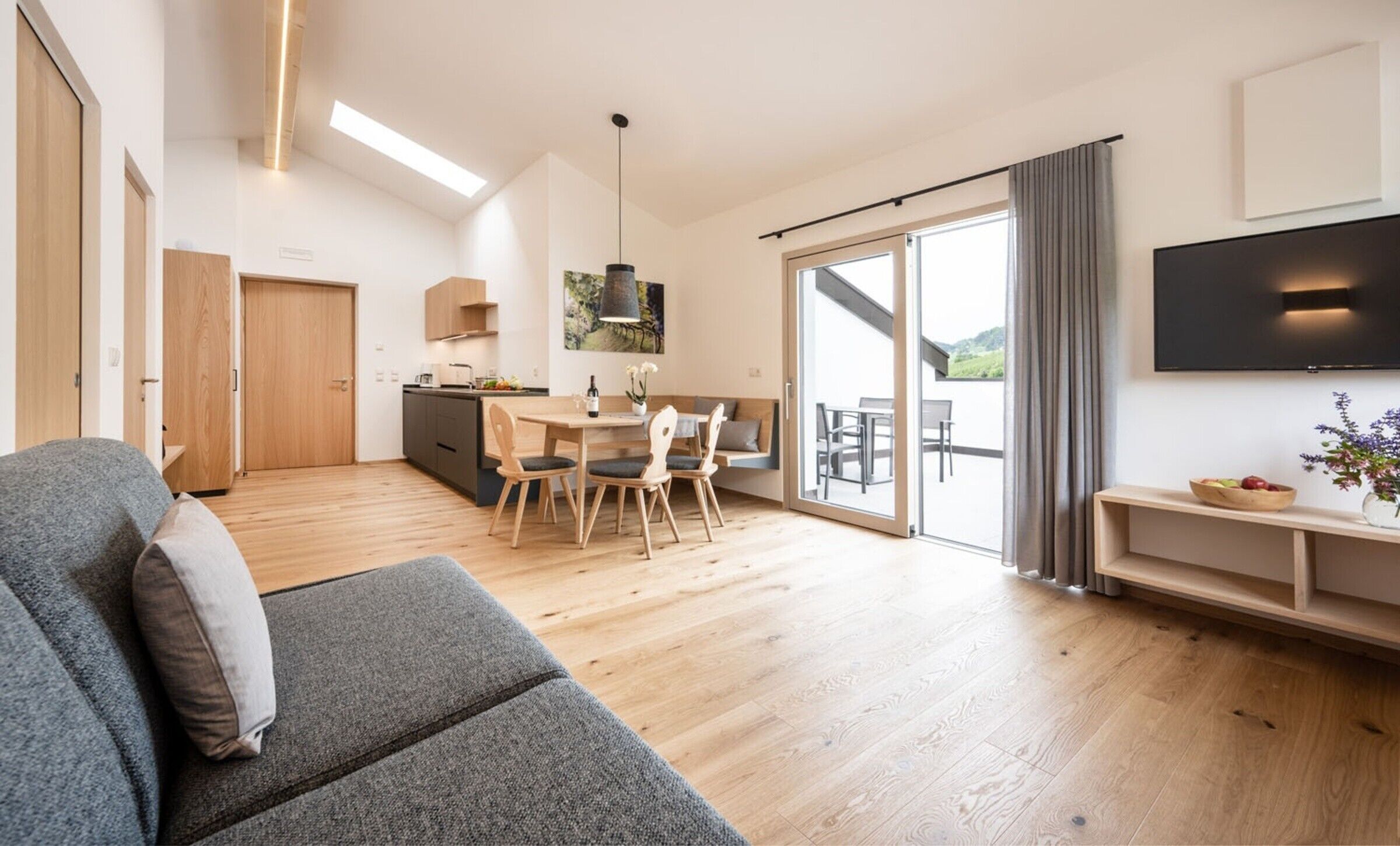 TV, mesa de pingue-pongue