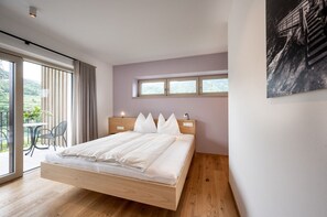 Une chambre à coucher avec un lit, une fenêtre et un balcon.