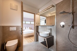 Shower, hair dryer, towels - Apartment 'Zweigelt' with Mountain View, Shared Pool and Wi-Fi (Barbiano)