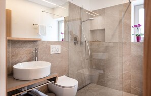 Een douche, een haardroger, handdoeken