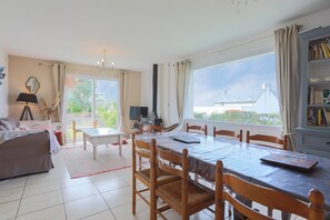Zona pranzo con tavolo, sedie e vista sull'esterno.