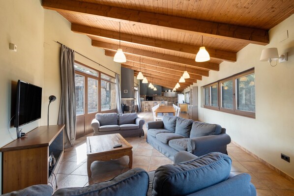 Téléviseur, foyer, lecteur de DVD, table de ping-pong