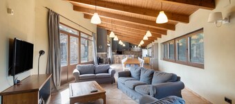 Casa rural 'Mas Torigues' con vistas a la montaña, piscina privada y Wi-Fi