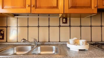 KĂŒhlschrank, Ofen, Herdplatte, Kochgeschirr/Geschirr/Besteck