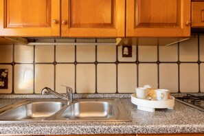 Jääkaappi, uuni, liesi, keittoastiat/astiat/ruokailuvälineet