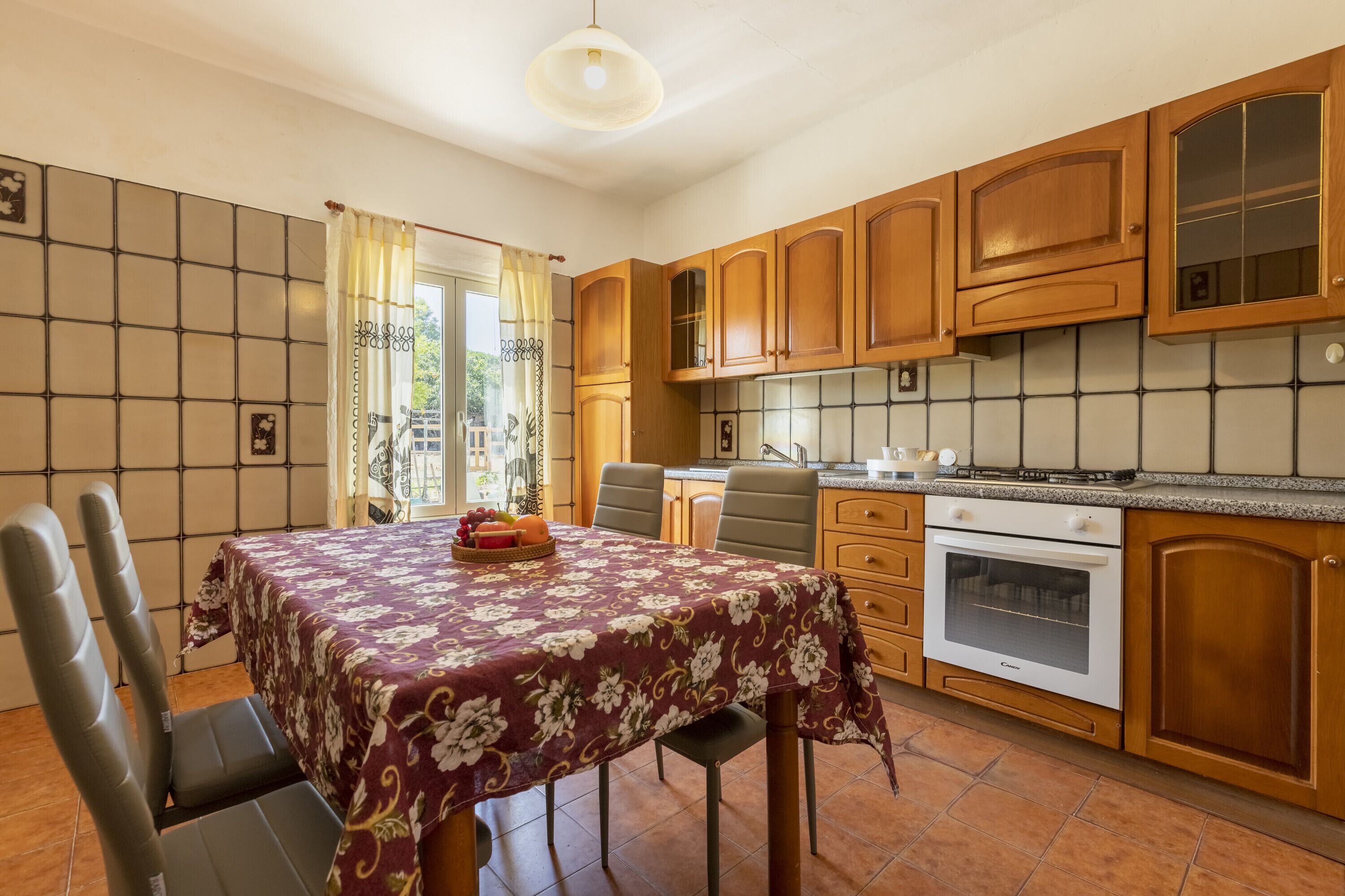 Frigorifero, forno, piano cottura, pentole/stoviglie/utensili