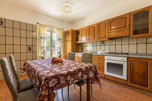 Kjøleskap, ovn, kokeplater og kjøkkenutstyr