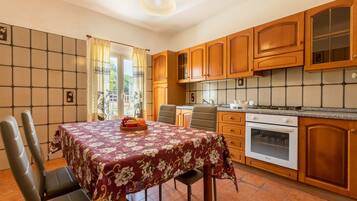 Kühlschrank, Ofen, Herdplatte, Kochgeschirr/Geschirr/Besteck