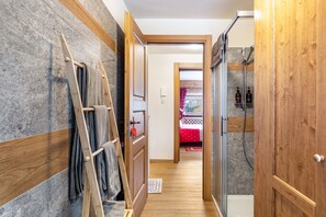 Douche, séchoir à cheveux, serviettes fournies