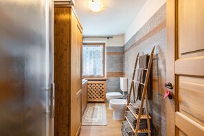 Ducha, secador de pelo y toallas