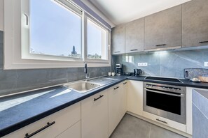 Fridge, oven, stovetop, coffee/tea maker